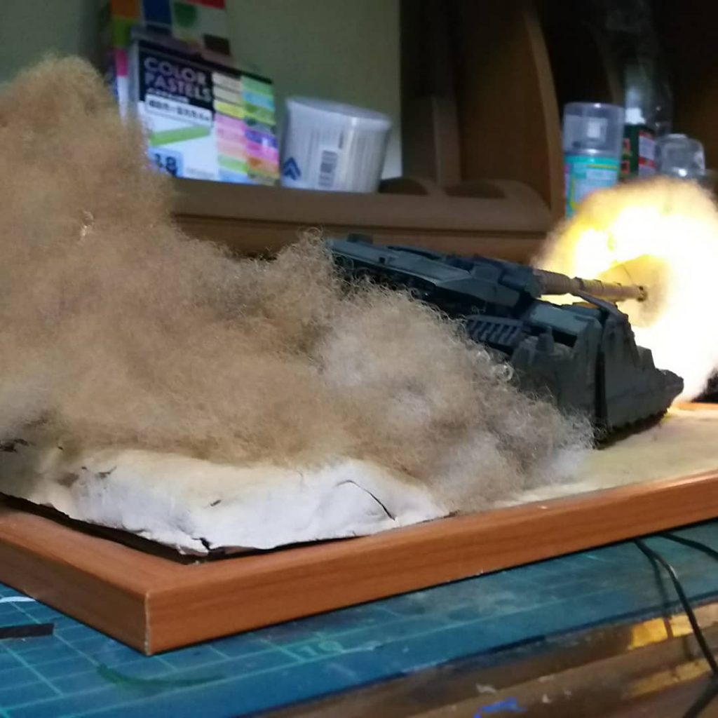 滑走するキャタピラから巻き上がる砂塵と砂埃をイメージして、背部はモクモクに(笑)