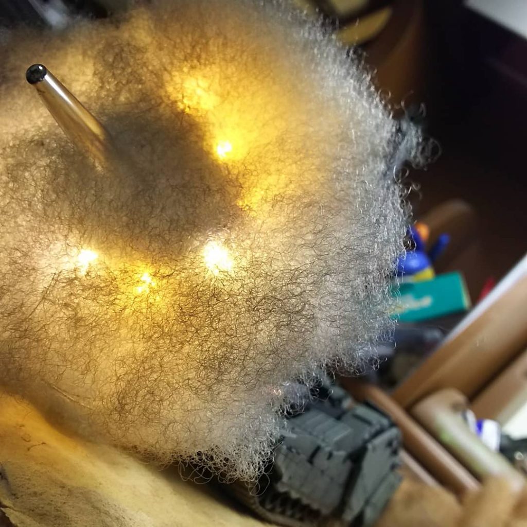 APFSDS弾を発射した瞬間をイメージした爆煙と、飛び出す砲弾