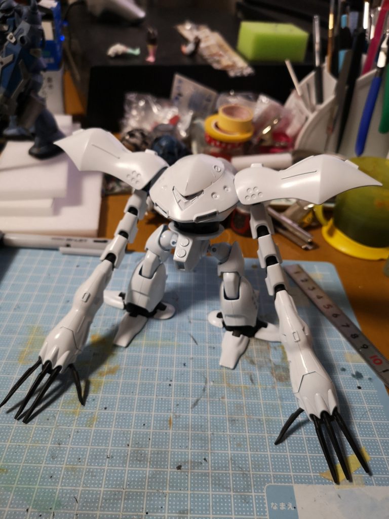 白下地１００均のラッカースプレーで吹いてます。