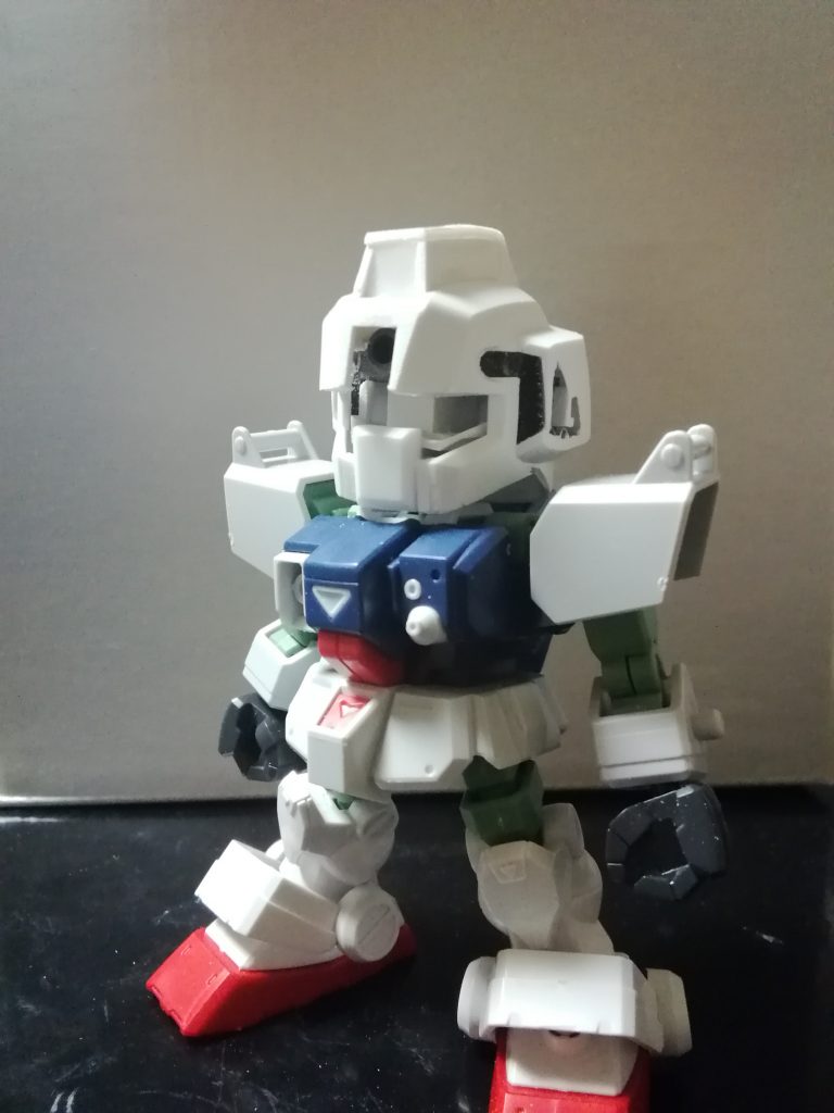 頭部:SDCSΖガンダム。両腕、肩、胴体、腰アーマー:SDCS陸戦型ガンダム。脚部:SDCSガンダム。こうして色々な機体のパーツを手軽に組み合わせられるのがクロスシルエットの好きなところです。