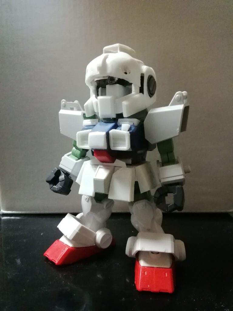 プラ材を付け足しながら成形していきます。