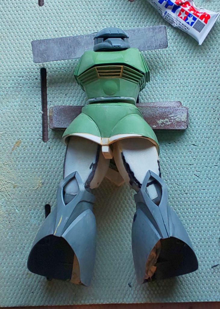 ふとももを太くして、右スネのフレアをすぼめたところです。基本工作はこれで完了。ここ数年で先人の方々の旧キット作例を見て、動かなくても良いんだ、関節なんてアルミ線で接続しちゃえば良いんだと思えたのが、最大の推進材になりました。悩むのも良いけど、自分は、それでガンガン進めることが出来て楽しい作業となったのが、何より良い経験だったと思えます。