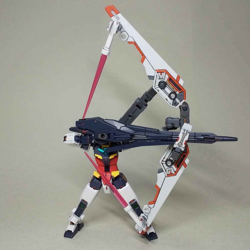 正面から見ると大型ライフルで完全に頭部が隠れてしまうので、修正する必要性を感じ、今回の軽装型に改修することにしました。もともとは、この装備でやろうとしたネタですが、ポーズ付けで調整しなければならない箇所が多く、重量で倒れることなどもあり、面倒になって断念しました。 今回、アーチャー装備を軽装化して、考えていたネタを実現できて満足しています。