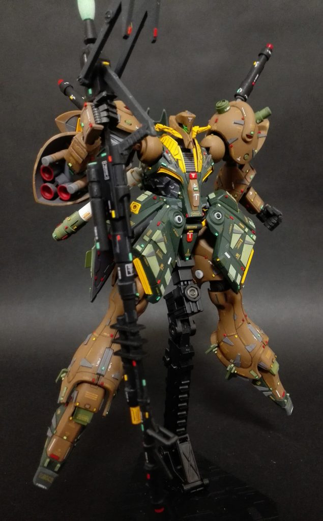 今回はモノアイのLED化、つま先の延長や踵のヒール化、プロペラント・タンクの制作等いろいろとやってみました。