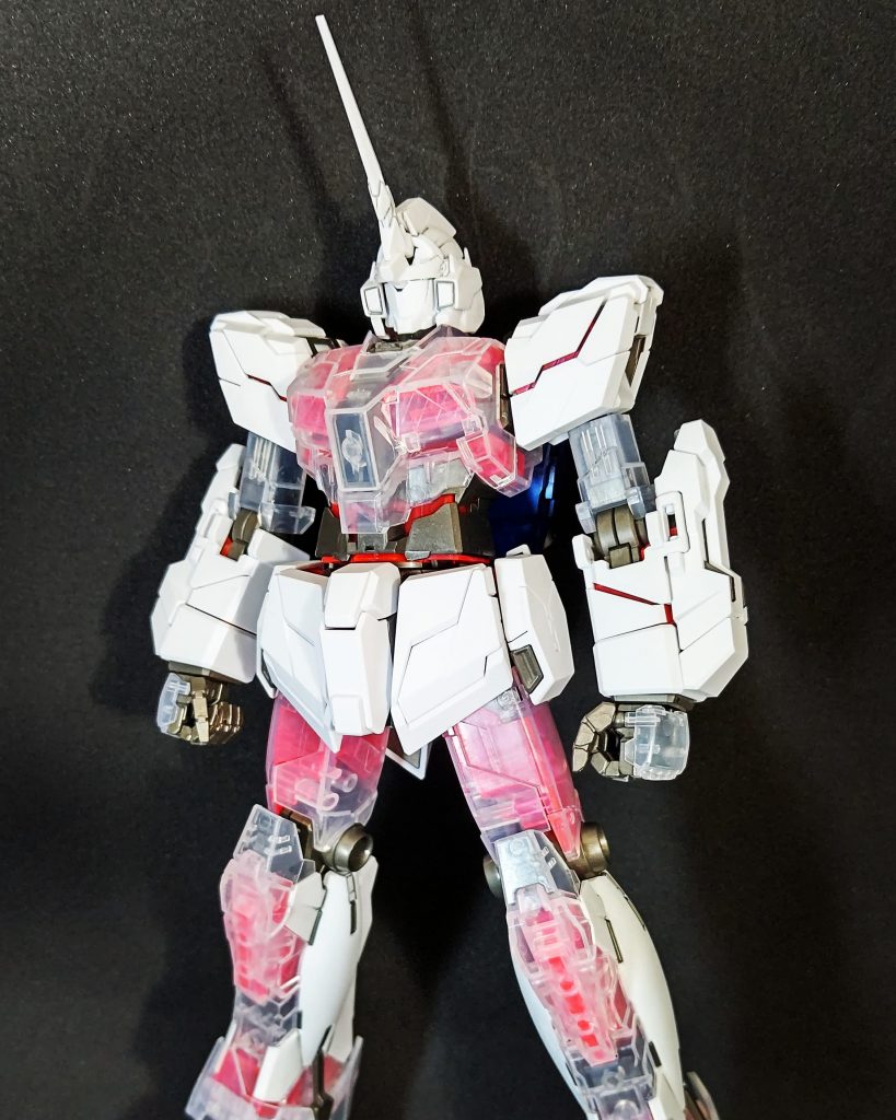 ユニコーンガンダムは白と赤のツートーンなので、スケールが大きくなる程単調に見えてしまうといった特徴があり、本来はデカールで情報量を増やすしか無かったのですが、本キットはクリアパーツが良いアクセントとなって見る人を飽きさせないデザインになっています。