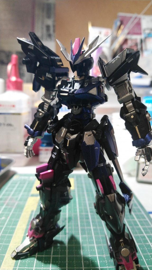 月読の素体になりますアストレイノーネイムをベースにエイジマグナムのパーツを取り付けて左右非対称に、カラーリングは黒をベースにフレーム部をシルバーで、アクセントで蛍光ピンクとクリアレッドを混ぜた蛍光レッドをグラデーション