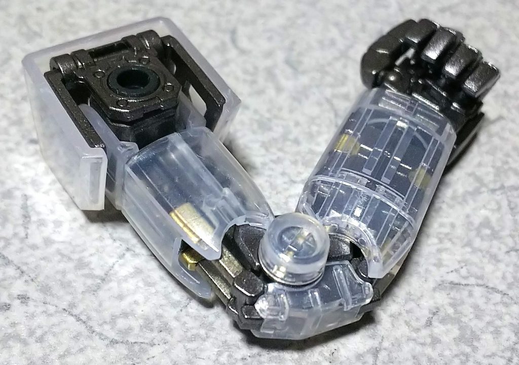 腕部。シリンダー等をゴールドとシルバーで塗装。