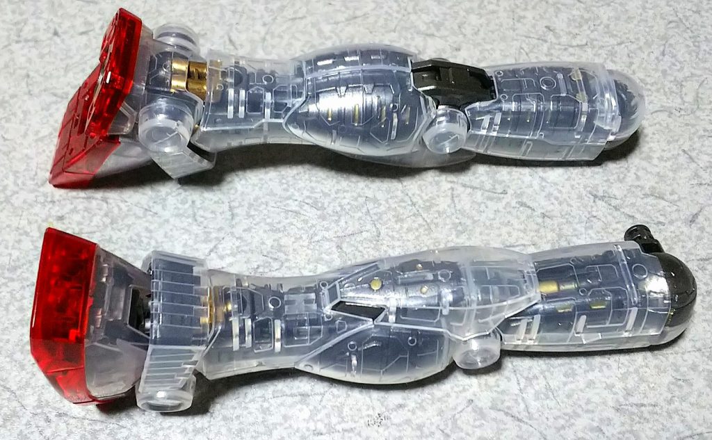 脚部。こちらもゴールドやシルバーで部分塗装…やり過ぎは禁物。