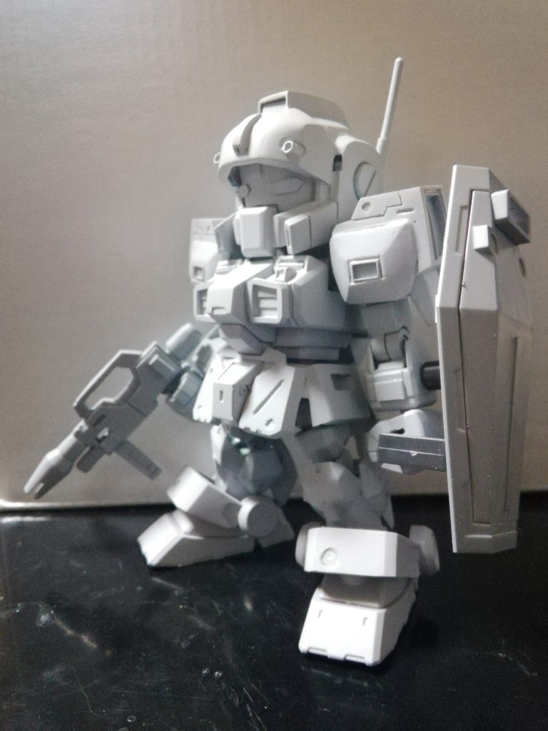 ビームライフルは陸戦型ガンダムから、シールドはガンダムから流用しました。イラストを初めて見た時の印象が「ネモの初期生産型」だったので、劇中のアンマン基地での攻防に登場したネモの装備に寄せてみました。