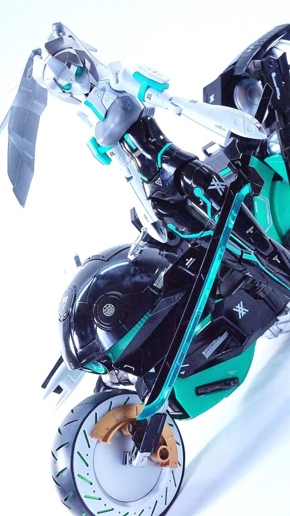 なんかやってるうちに、新手の女性型仮面ライダーにしか見えなくなってきちゃって、名前に一番好きなライダーのバイクをお借りしてみました。後、車体のグリーンも。トゥア!