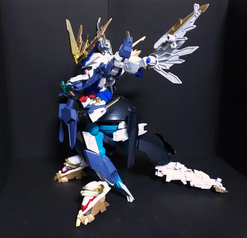 横から見るとかなりボリュームがあります。ヴァルキランダーのライフルはCジョイントで接続してます。