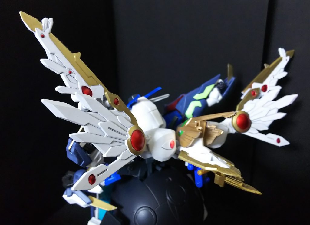 背面にヴァルキランダーのバックパックと、羽とシールドを取りつけヴァルキランダーの肩アーマーと脚の爪パーツはウォドム脚に取り付けます。