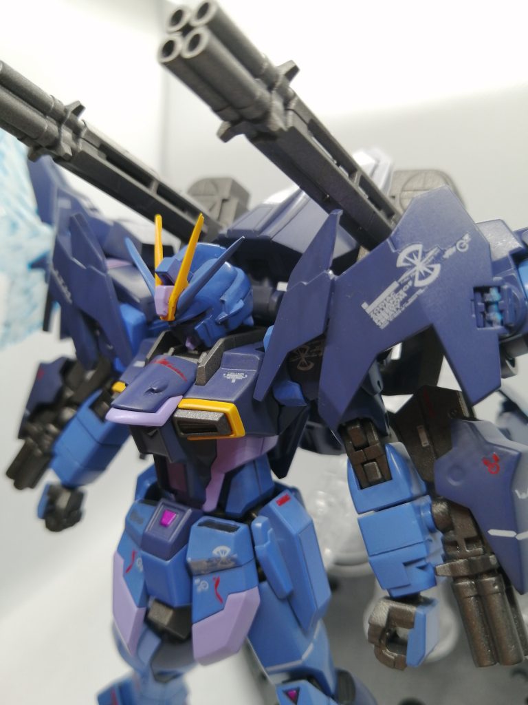 横に展開したパターン。この形態だと推進ベクトルが分散するので最大速は出ない代わりに姿勢制御と運動性に優れます。あとはクロークが肩に展開されるので多少防御力が向上します。