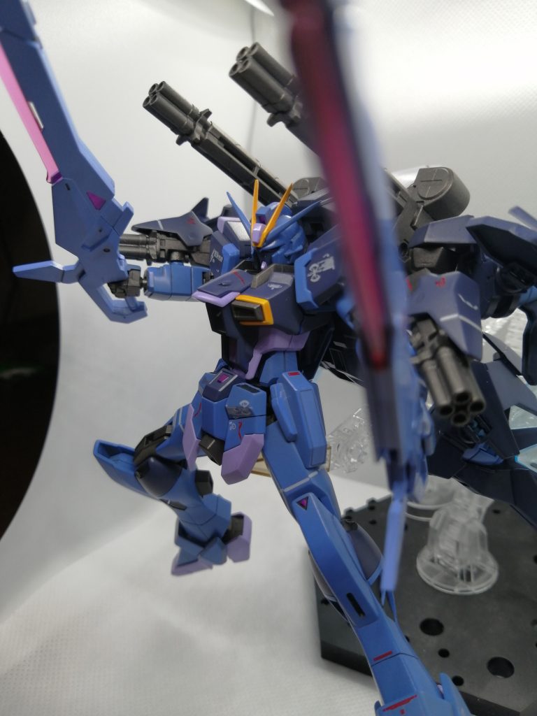 ポージング。デカール貼ると情報量が上がりかっこよくなりますね。