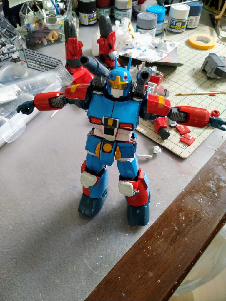 腕の可動に支障が出ないように肩パーツの取り付けは何度かやり直しました。