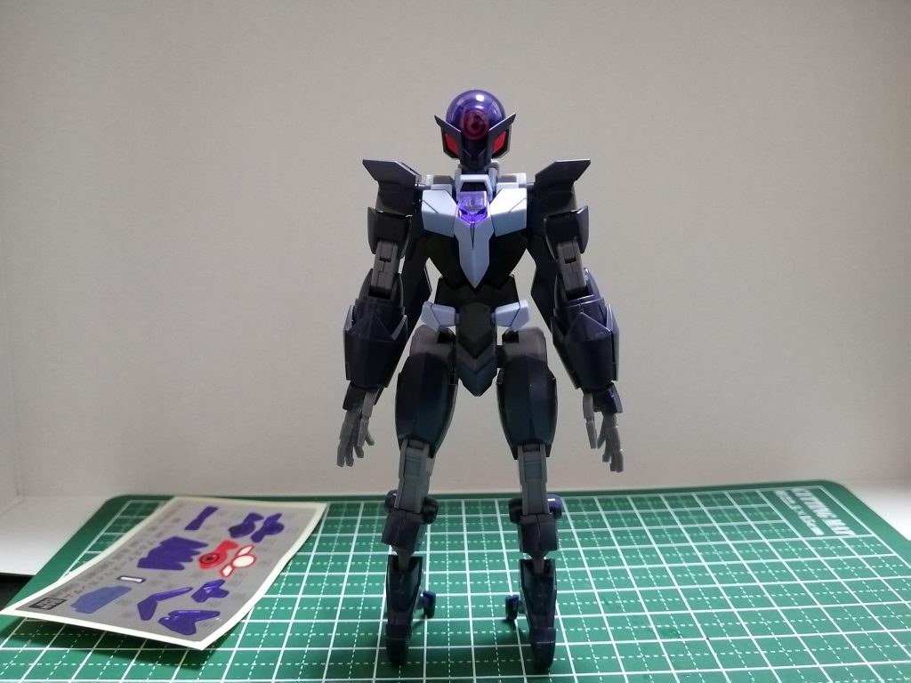 アルスコアガンダム単体の状態。少しわかりにくいですが、フロントスカートや胸部の段差を筋彫りし、スミ入れをしています