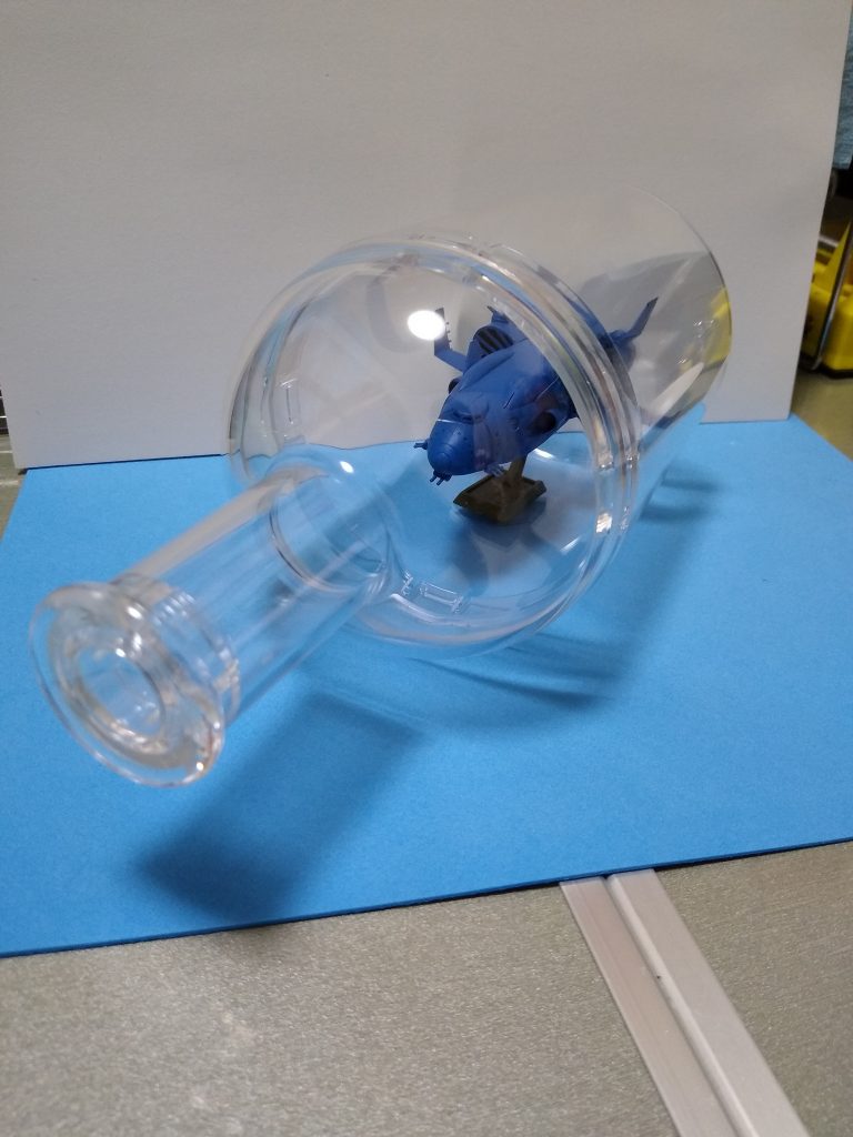 本物のガラスボトルで作る技量は無いのでプラ製のボトルで代用です。