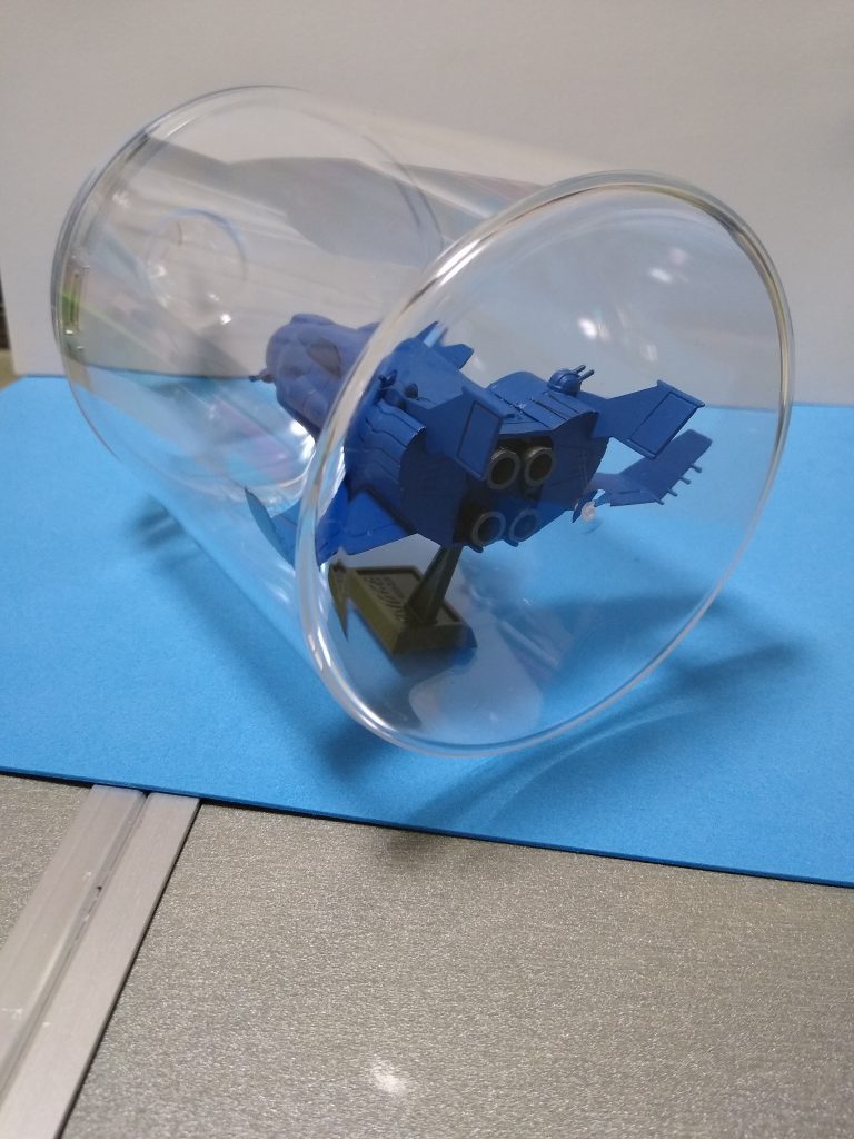 宇宙を漂うイメージにしたかったのですが、少しちがう。