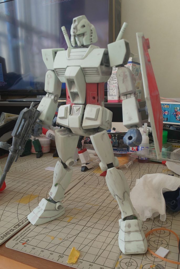 腹部下側は設定通りコアブロック剥き出しです。腹部中央カバーは1/60から適当に幅積めして取り付けています。また肩のつけ根は切り詰め、肩アーマーも形状変更しています。頭部とマスク部は別パーツ化、腰のフロントアーマー、サイドアーマーはなるべくキットのままそれぞれ独立可動化させています。ビームライフルのみMGのグレードアップパーツを使用しています。