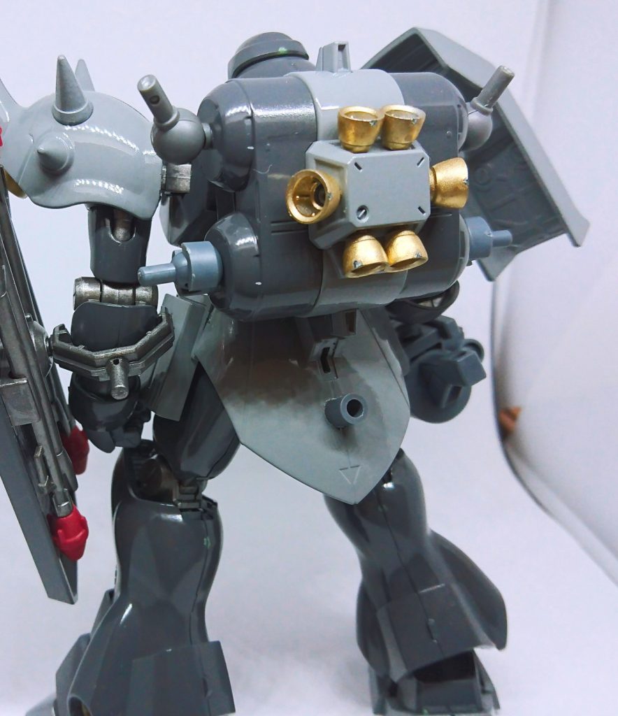 バックパックと腰に3ミリ穴をあけて追加で装備を増やせるように改造しました