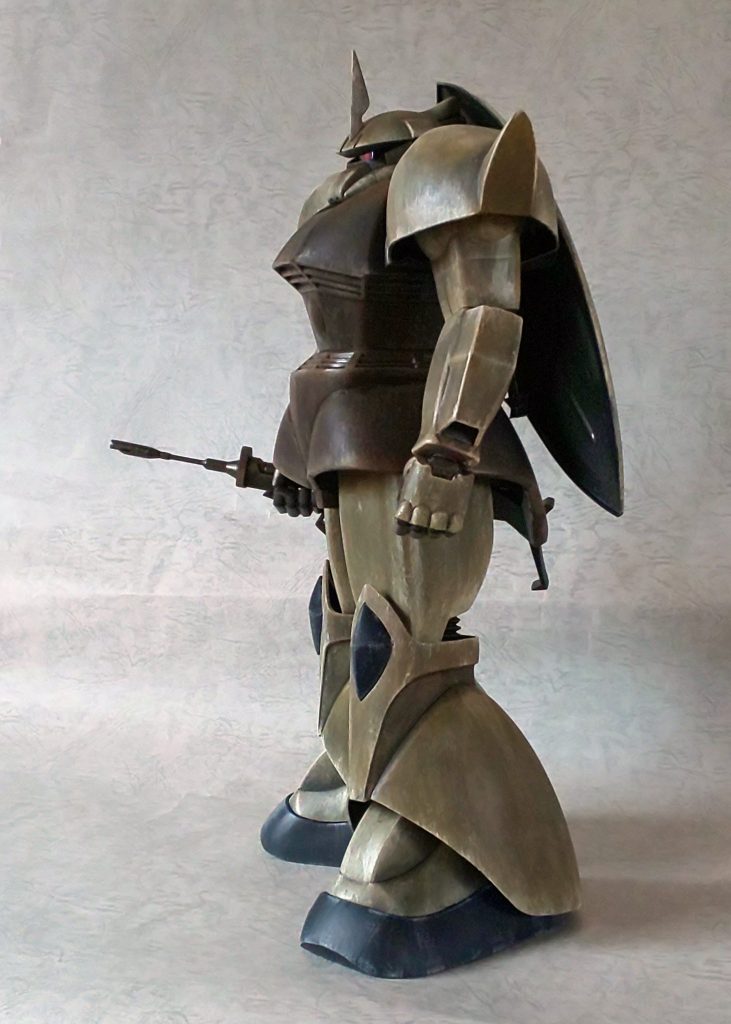 改造箇所は、肩の蛇腹を削って肩を寄せる、腹を1ミリ伸ばす、これでもかと太ももをむちむちにしてアルミ線接続にする、スネのフレアをすぼめてなだらかにする、スカート前後部の延長と全体的に角を落とす、爪先のラインを変える、そしてメガサイズザクの拳を複製して取り付けてます。