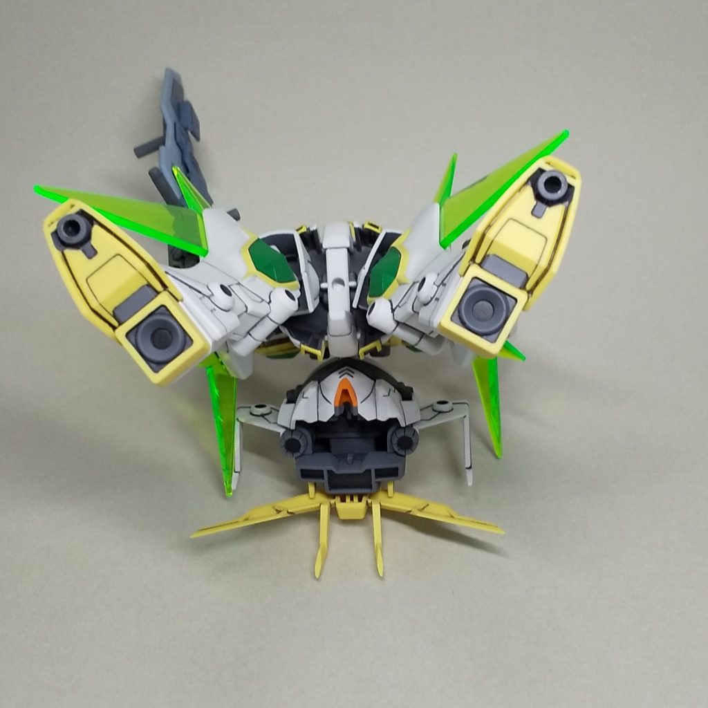 リアル形態 下から足裏の接続部をバーニアノズルに見立て、ダボの受けの外周がバーニアノズルのふちに見えるようにスジ彫りしてから塗装しました。