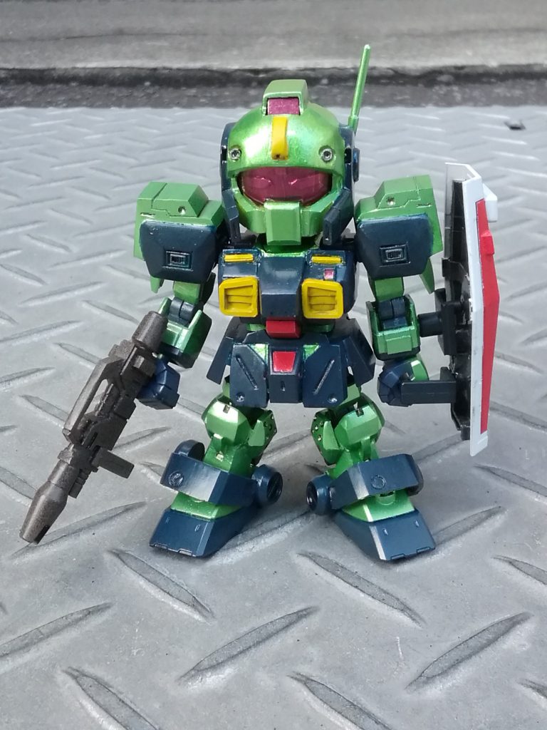 フロントビュー。イラストにあった「ジムスナイパーⅡ」の意匠も出来る限り組み込んで形にしました。