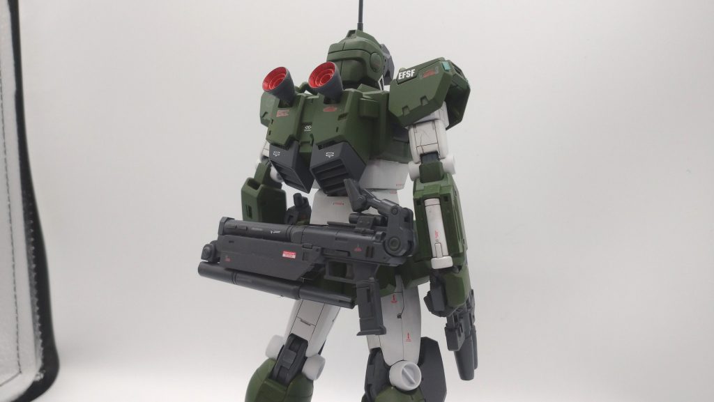 デザイン的にはジムスナイパーカスタムver.Kaがベースとなってますが頭部形状、折り畳み式のR-4ビームライフル、右腕部ビームサーベルボックスを再現しました