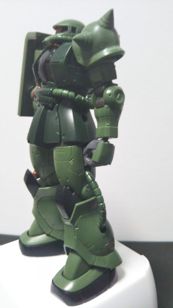 半身は素組。左右で仕上がりの違いを検証。