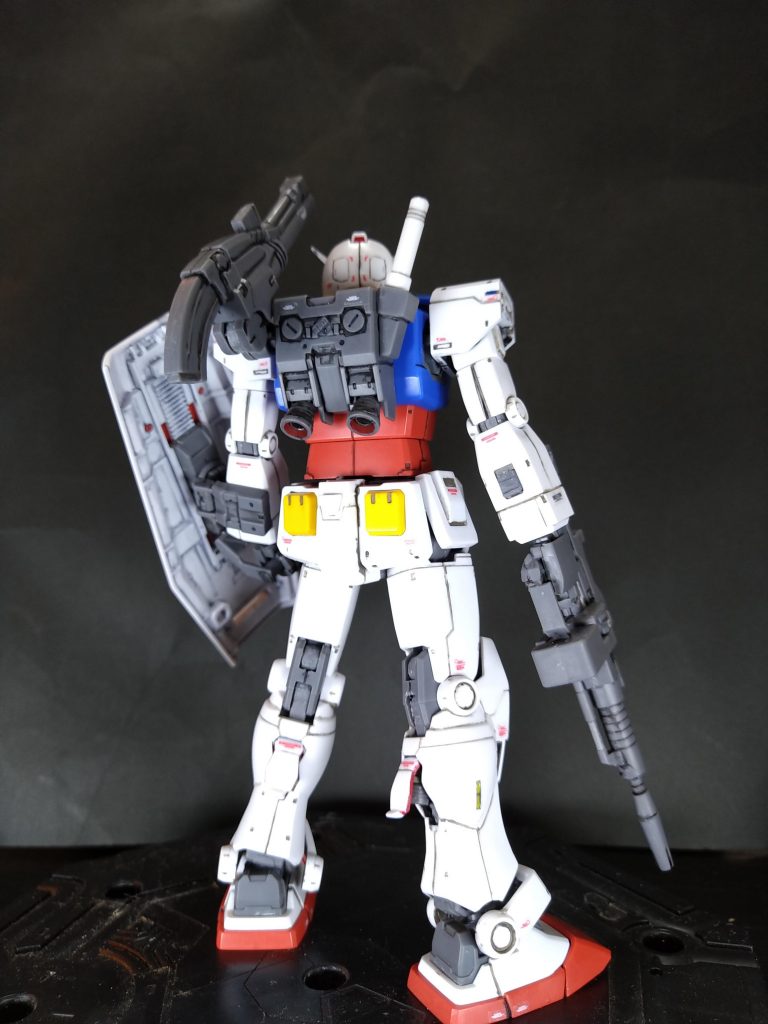 後　翼端灯は肩と足の甲に、肩の前後とスネの横のモールドは編隊灯をイメージしてクリーム色に。足の後ろ側のバーニアカバーは航空機の脚庫をイメージして、カバー側面を赤くしました。各3mm穴はランナータグでカバーつけてます。