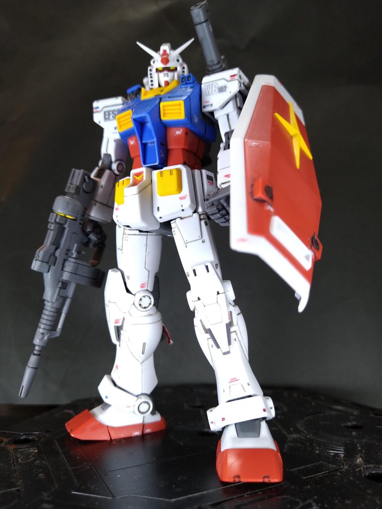 前　塗装は簡単フィニッシュで仕上げました。シタデルのエア　ブラックを薄めて墨入れ。はみ出た所は乾くまでにぬぐい取る。