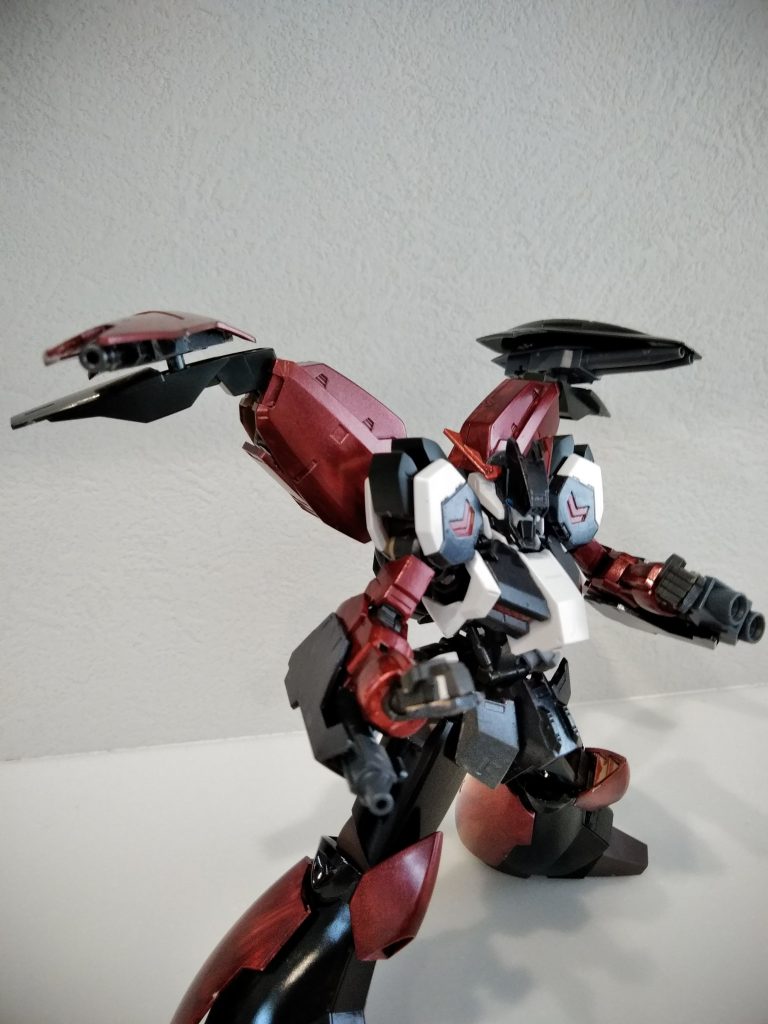 腕部機関砲/腕部2連銃回転させ、腕部より2種銃火器が使用可能!