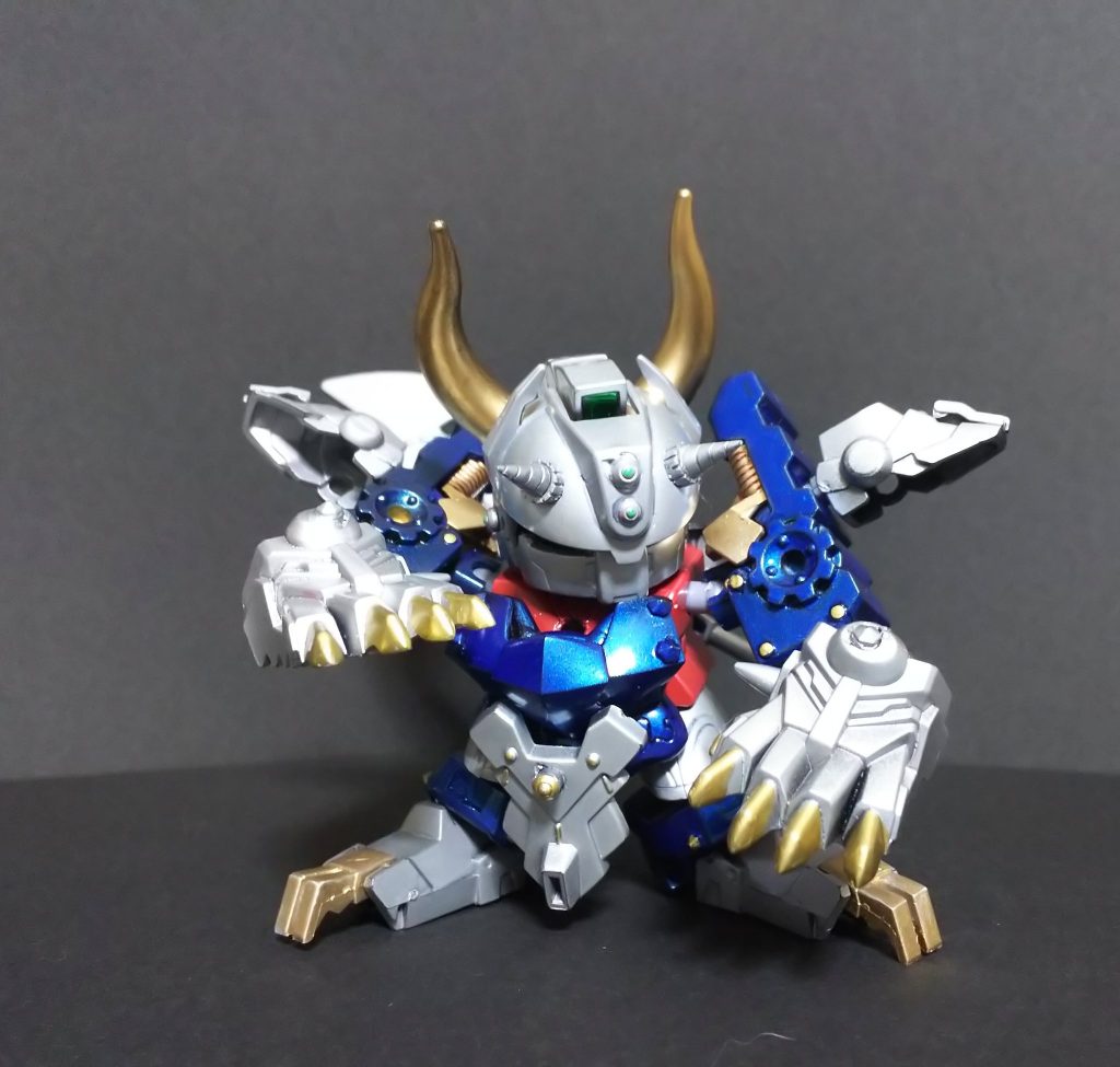 肩のアーマーを腕に付け、脚の爪を展開したビッグホーンの近接格闘モード鋼獣の強靭な爪が敵を切り裂くぞ!