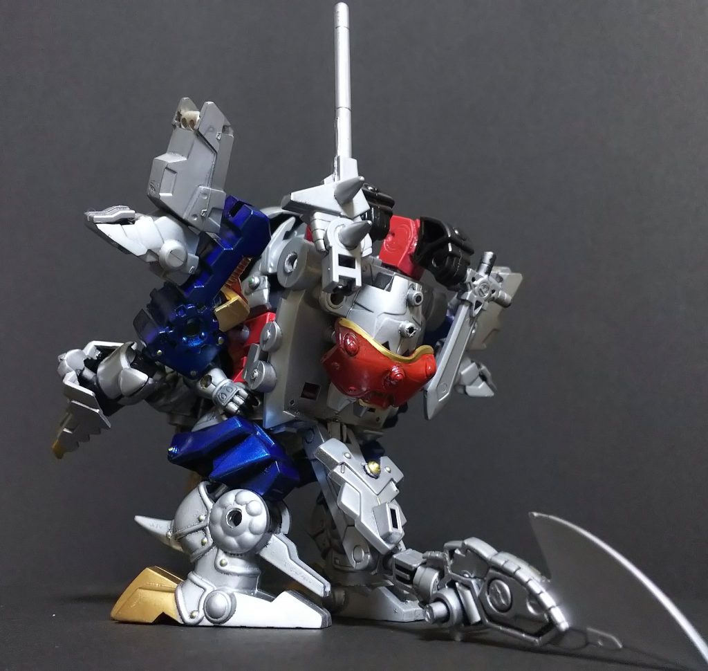 はバトルマスク以外は全パーツを使用背面がちょっとゴテゴテしてますが、そこ以外はうまくまとめられたかな、と思います。