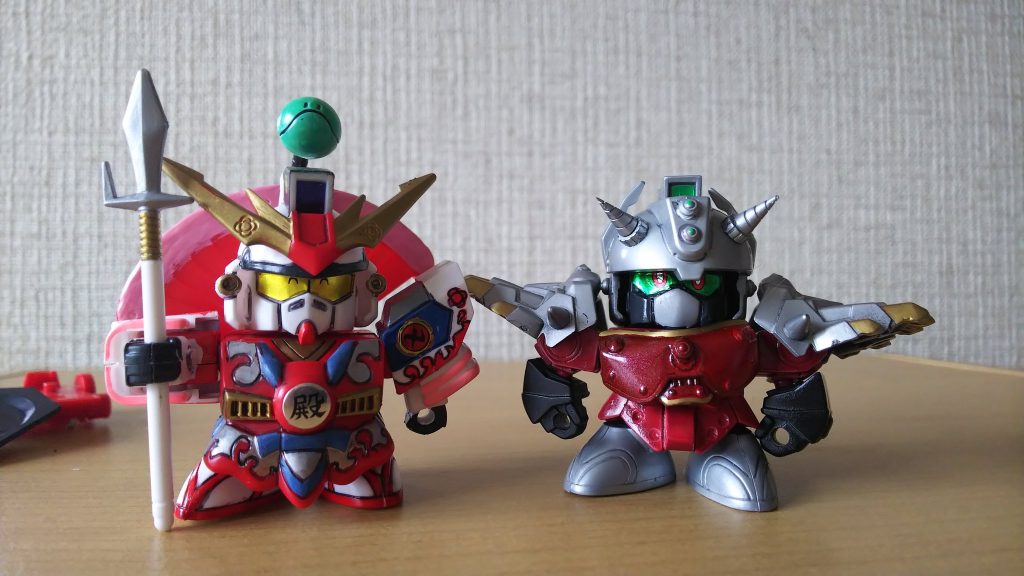 ウィルバーは発売当時のボロボロでパーツもほとんどなかった殿様ガンダムEXを改造しています(隣のは近年の再販品)面影は足くらいしか残ってません