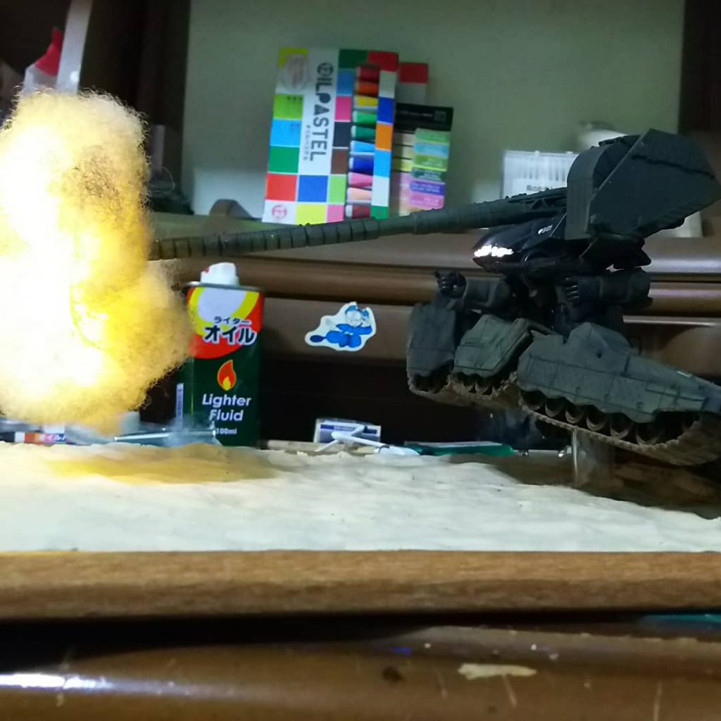 砲身が真横を向いた状態でAPFSDSを発射した結果、あまりの衝撃に車体が持ち上がった場面