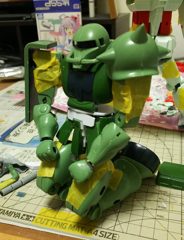良く動く旧キットザクを目指して制作しました。キットのパーツは今見ても素晴らしいものです。また正座の姿勢も取れます(笑)