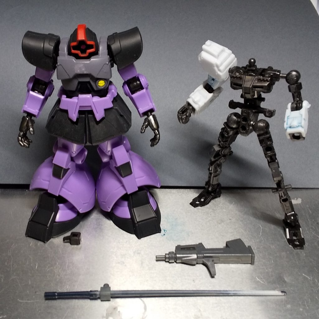 手首を少しひねっても持たせられるように、マシンガンの持ち手を削りました。 ドムが写っていますが、気にしないでください。この時点で無可動フレームですが、ジンのフレームを転用し、今は動けるようになりました。(代わりにジンが動けなくなりました。)