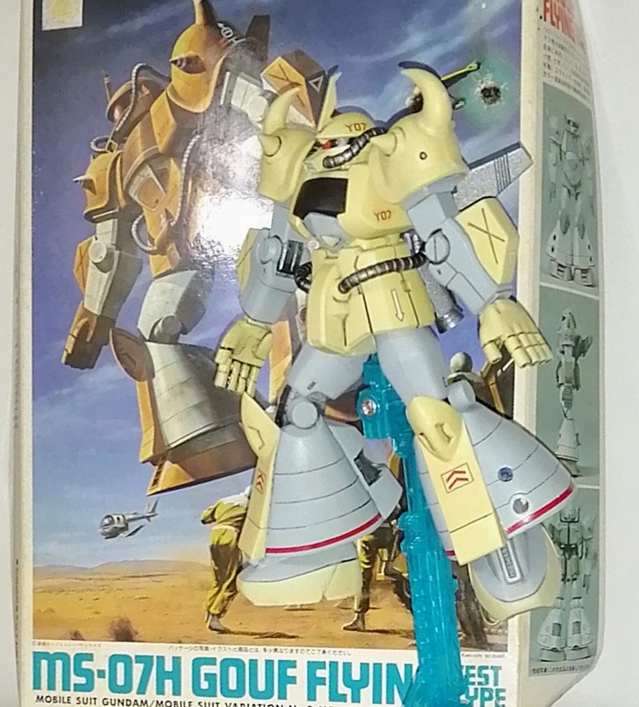 パッケージイラストと記念写真。塗装はエアクラフトグレーにダークイエロー+ホワイト。もう少し砂っぽい感じが出したかったかな。