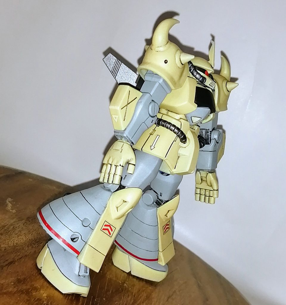 hgucグフをフレームにして、下半身が旧キット。腕にフィンガーバルカンの弾倉を装着。脚はかなり短いのでプラ板で大幅延長。