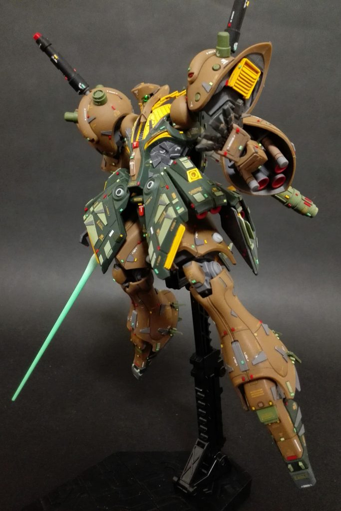 ビーム・サーベルを持たせて挑発的なポージングで。