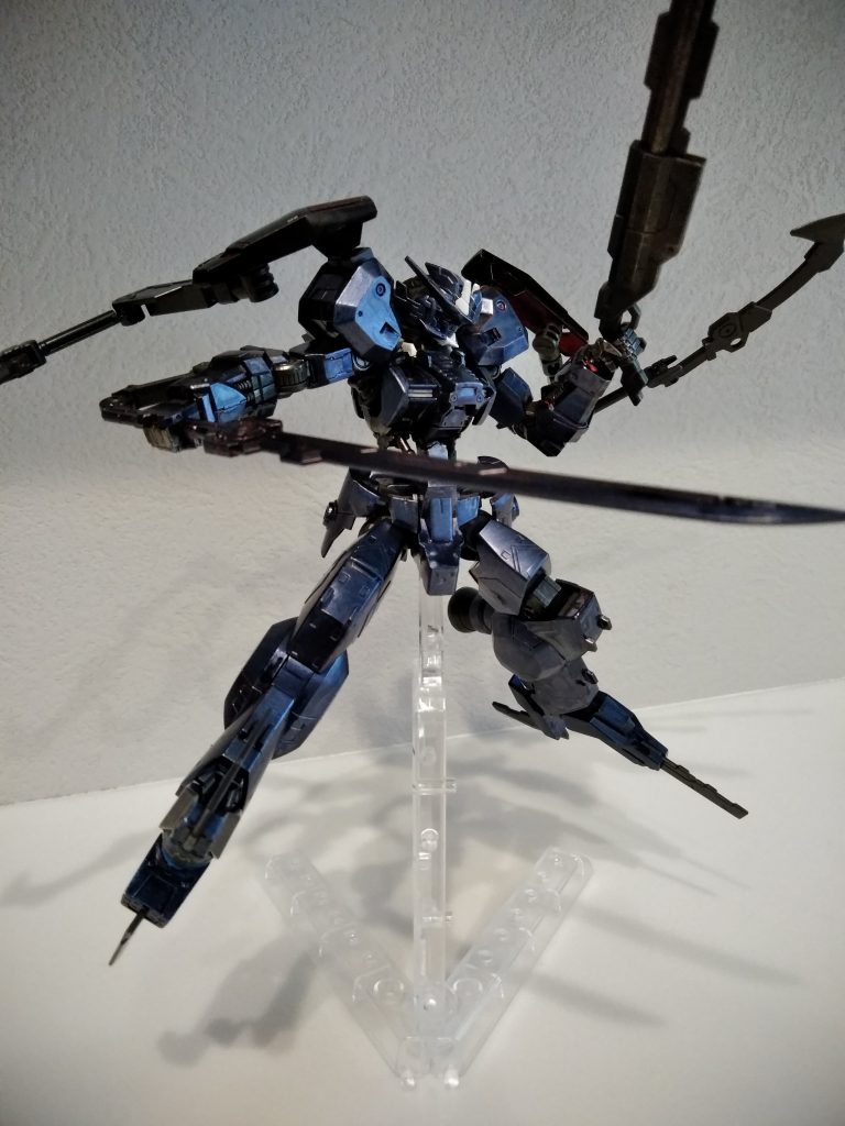 肩部複合ブースターにはサブアームを内蔵!アサルトナイフを装備!