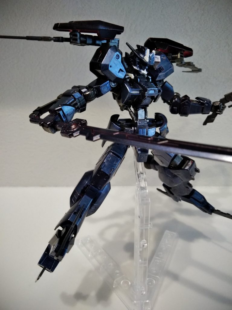 γナノラミネートソード肩部はアスタロトオリジンの飛行形態のようなシルエットに変形可能!