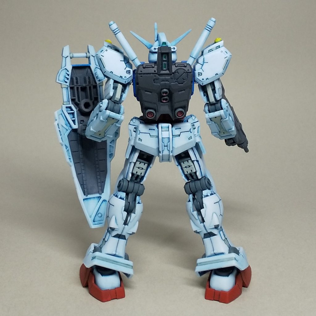 フレームの一部や装甲の段落ちしている箇所を薄いグレーで塗り、アクセントをつけました。シールド裏にモールドされていた文字は削り落としています。