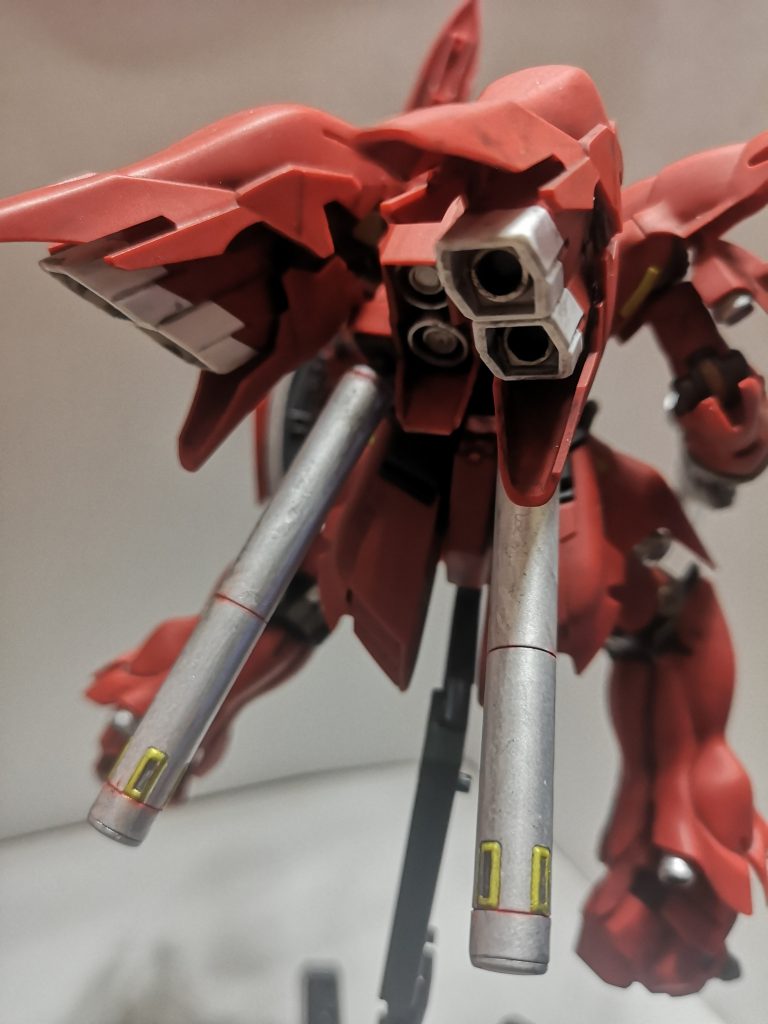 プロペラントタンクは合わせ目消しと赤でスミ入れを行いました。