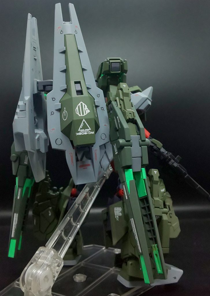 背面には機動性を高めるシールドブースターを2基備えます。