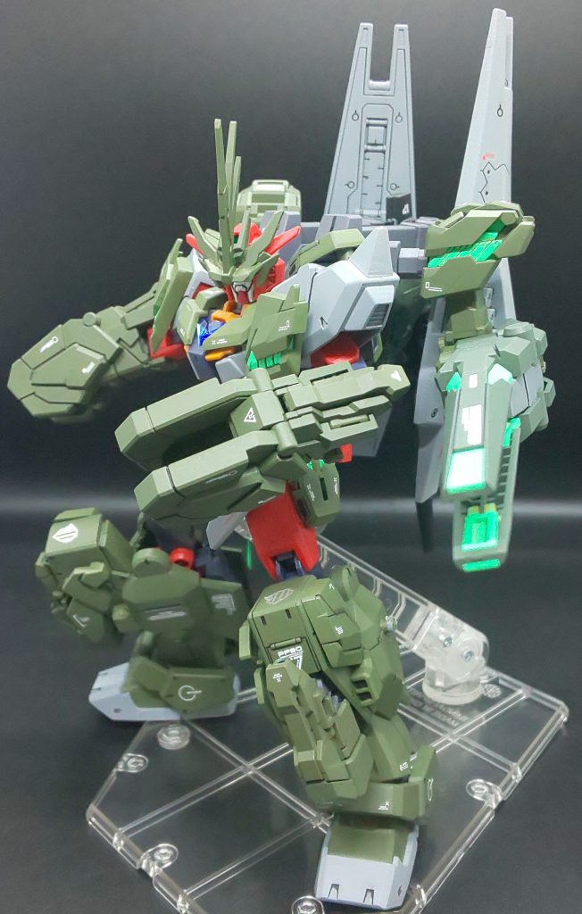 背部に装備されたアームドアーマーMP(マーガプラズム)は、超協力なプラズマ砲になります。稲妻の様な電磁波を放ち、フレキシブルに稼動することで全方位をターゲットに出来ます。