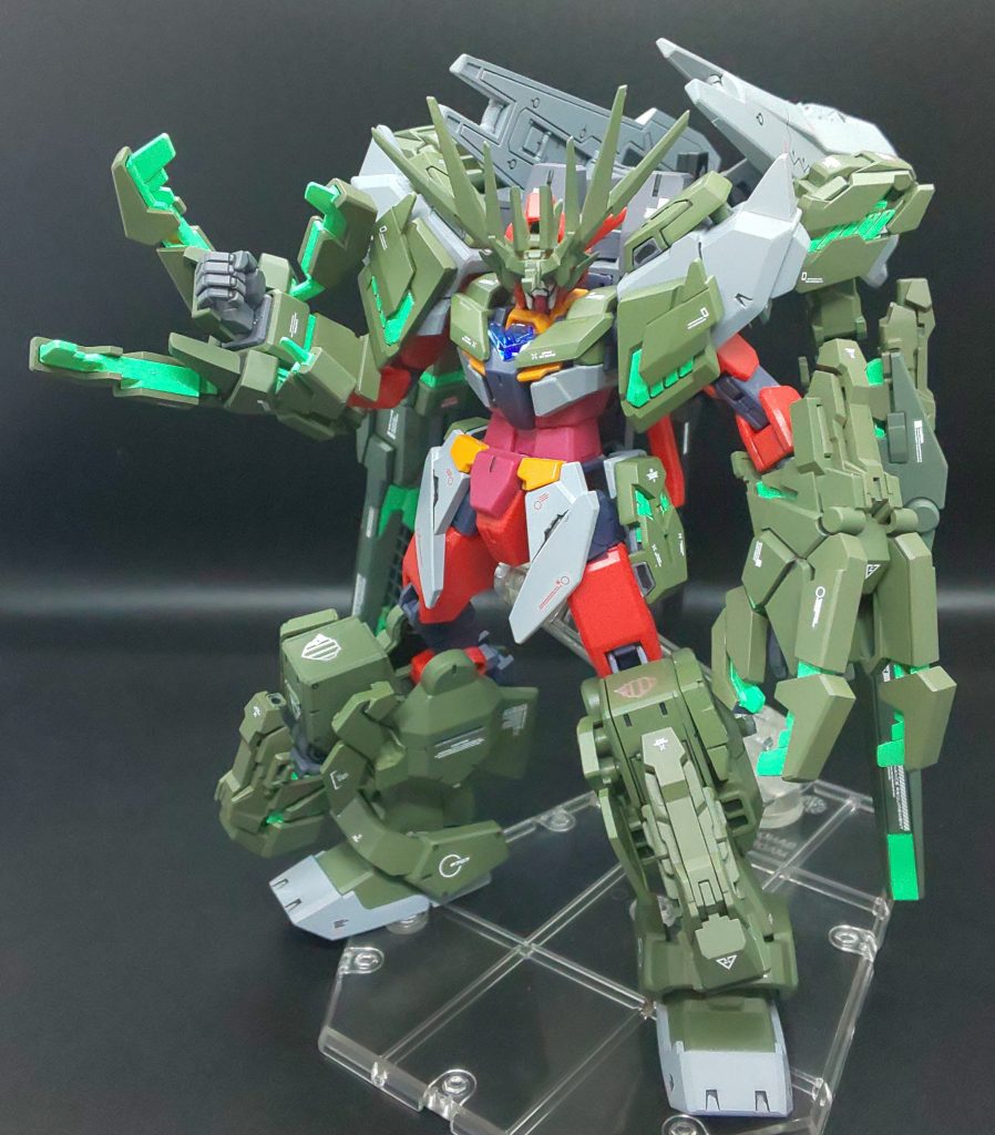 アームドアーマーSVは開放状態となり、鍵づめで捕獲した後に強力な電磁波を放出して相手を粉砕するのです。