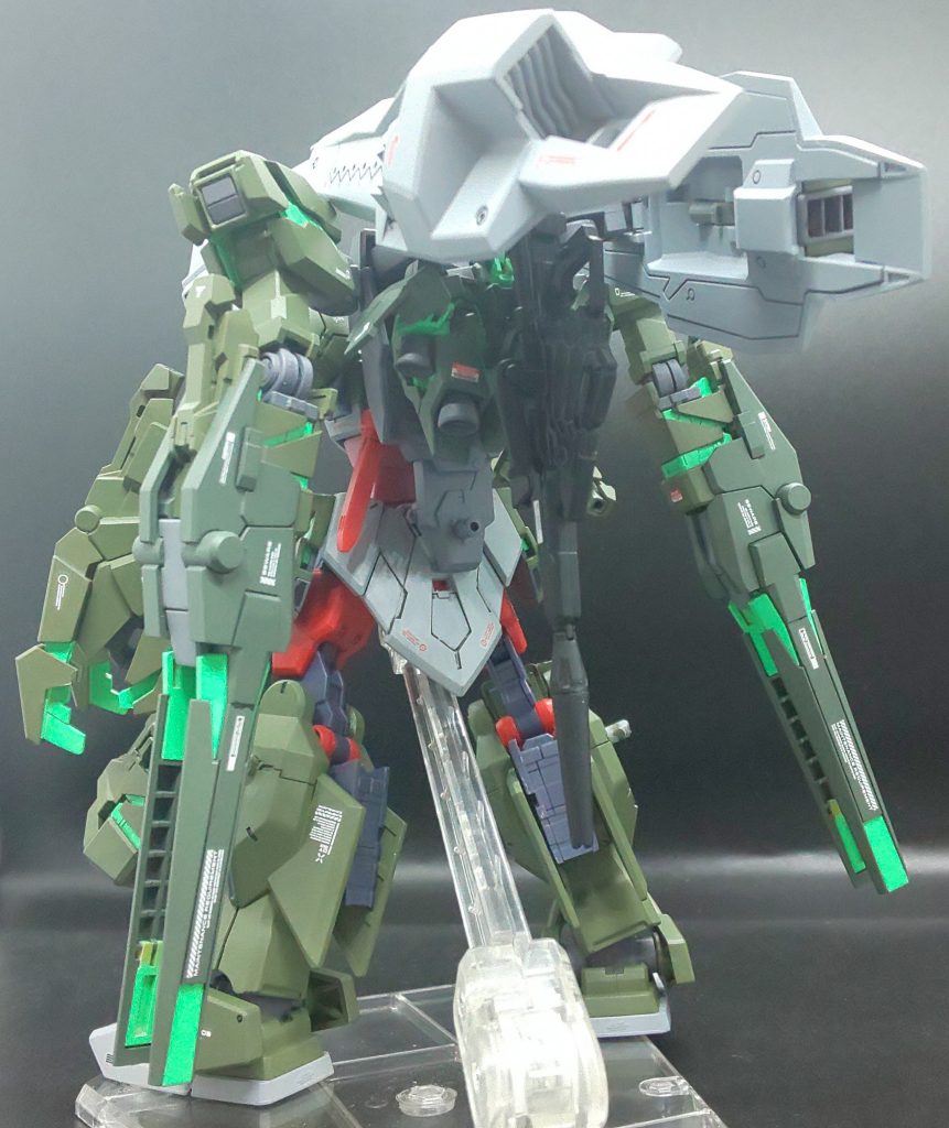 イグニッションモードでは、シールドブースターも稼動し、更に機動性があがります。バックパックのバーニアも解放され、驚異的な加速力となるのです。