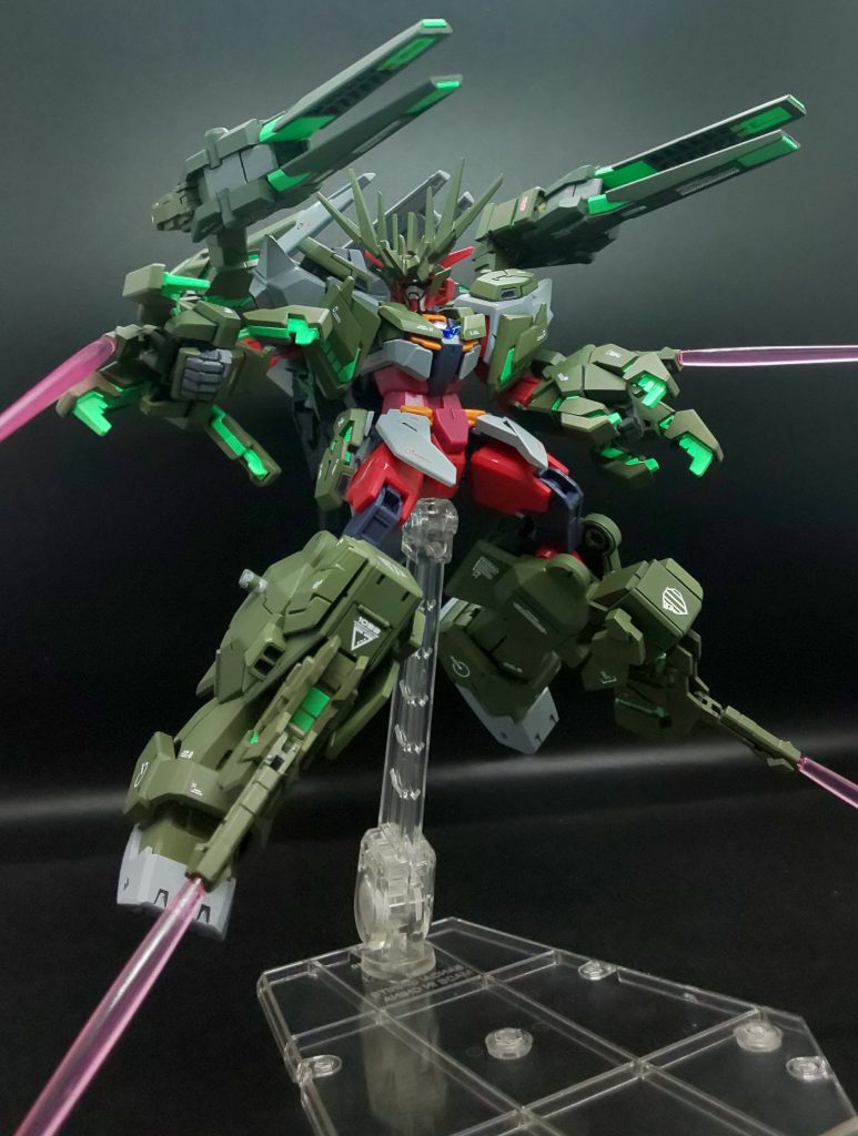 イグニッションモードでは、両手両脚からビームサーベルを発振して、獅子奮迅の活躍を見せます。『獅子の大鎌』と呼称されるその攻撃は凄まじい。